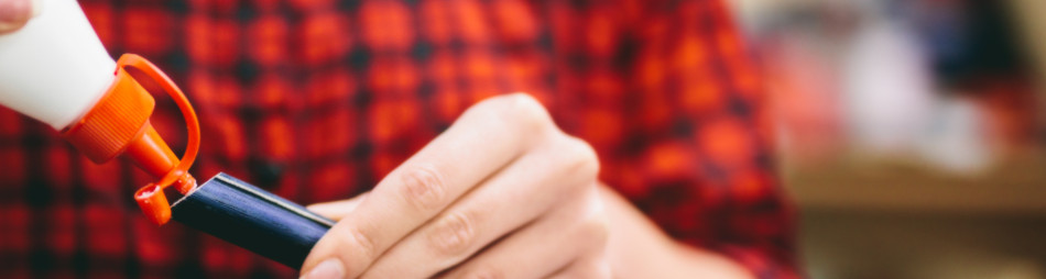 Comment enlever de la colle UV ?