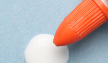 Comment enlever les traces de colle sur le plastique ?