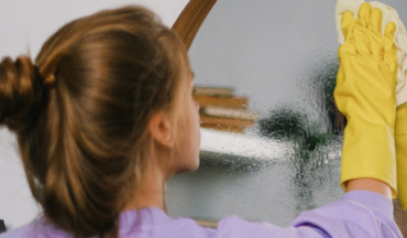 Comment enlever les traces de colle sur une vitre ?