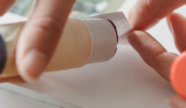 Comment enlever les traces de colle sur du papier peint ?