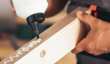 Comment enlever les traces de colle sur du bois ?