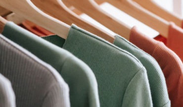 Comment enlever une tâche de colle sur les vêtements ?