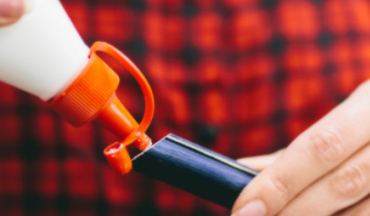 Comment enlever de la colle UV ?