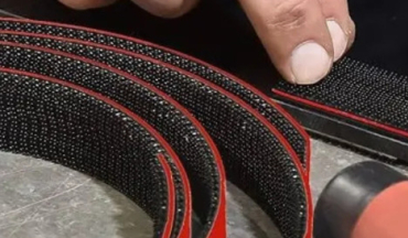 Besoin d’une fixation amovible sur-mesure ? Tecmatel, expert en solutions adhési